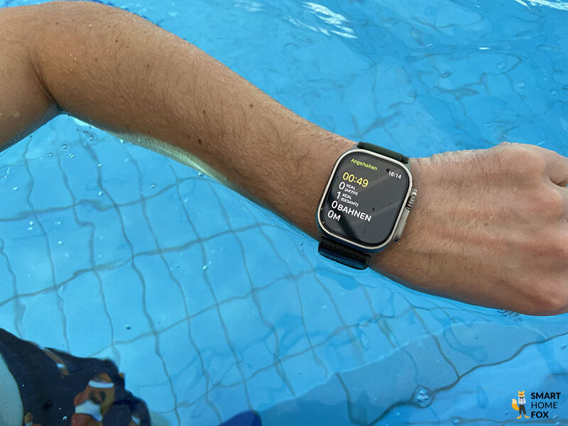 Man sieht die Apple Watch Ultra im Wasser.
